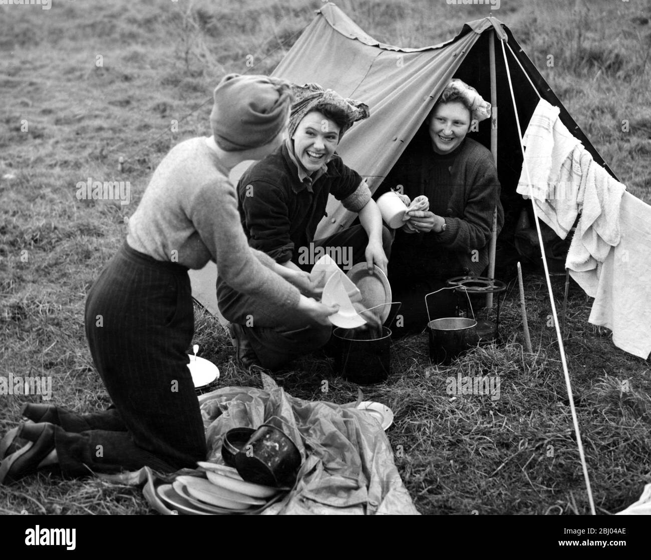 Hardy Mädchen waschen sich nach einem Essen unter Leinwand in Lullingstone Park , Eynsford , Kent . Sie sind Mitglieder des Camping Club von Großbritannien und Irland - 2. Februar 1948 Stockfoto
