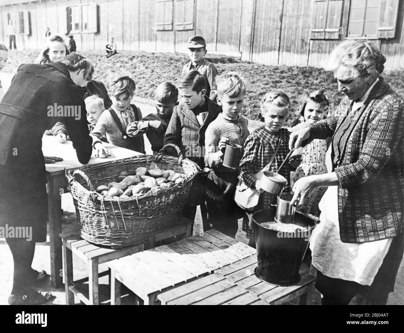 Deutschland nach dem Krieg. Dezember 1948 - Hof, Deutschland. Diese Kinder bekommen appetitliche Suppe und Rollen durch das Schulspeiseportraget, das vom Hilfswerk unterstützt wird. Diese Jugendlichen gehören zu Familien, die aus Osteuropa vertrieben wurden, weil sie Deutsche sind. Stockfoto