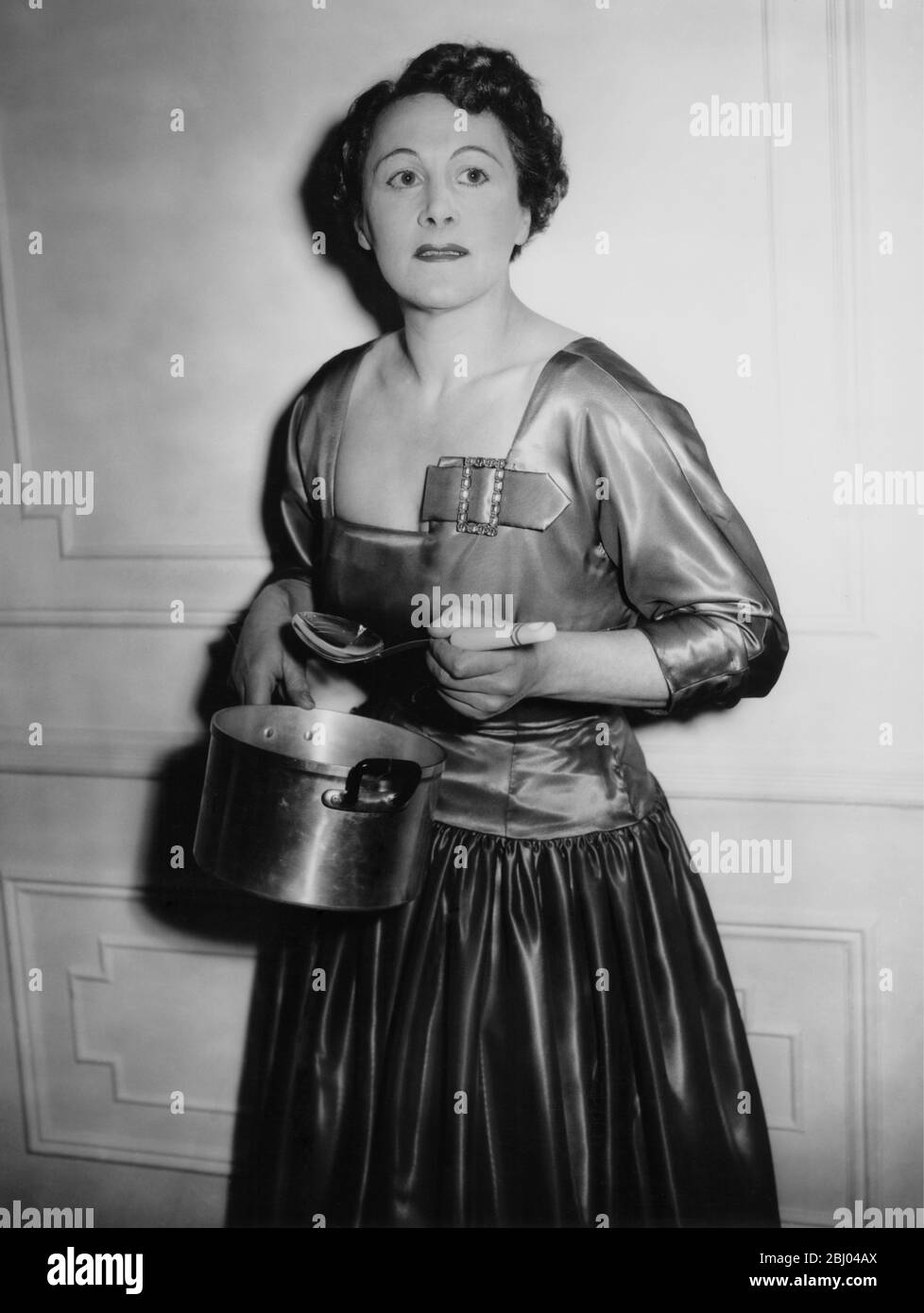 Kochexpertin mit Blick auf Mode ist Frau Phyllis Cradock. Sie spielt in einer neuen Fernsehserie Kitchen Magic. 17. Februar 1955 - Fanny Cradock - Stockfoto