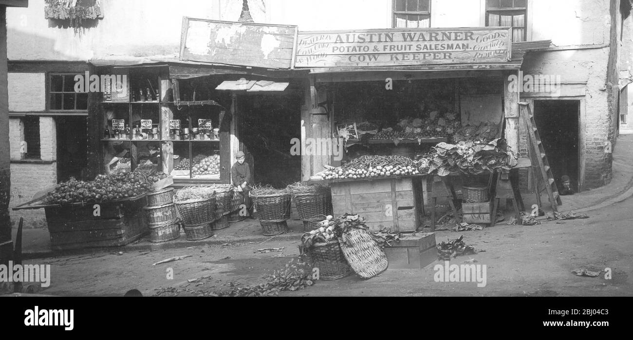 Austin Warner, Kartoffel- und Obstverkäufer, Kuhhalter. - Croydon, Middle Row, Alte Geschäfte und Häuser - c. 1888 Stockfoto