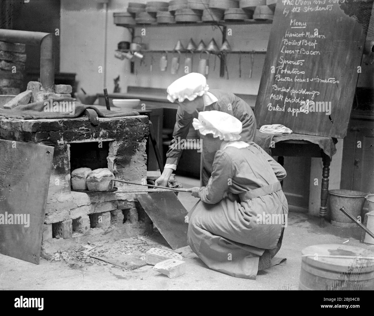 Kochausstellung an der National School of Cookery. - die Schüler backen Brot in einem selbst gebauten Feldofen. - 1914 - 1918 Stockfoto