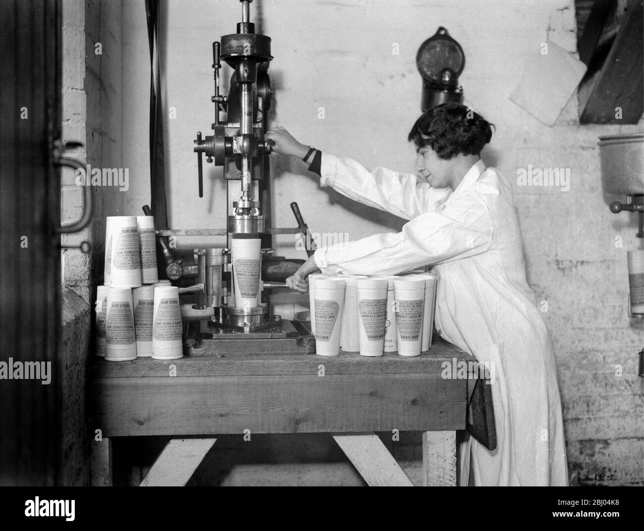 Eine neue Branche. Herr Woodley, ein Milchbauer aus Reading, hat ein neues arbeitssparendes Getränk in Form von Kaffee-Milch produziert, das er regelmäßig an die Haustür seines Kunden liefert. Die Empfänger müssen nur den Karton schütteln, um die Creme zu mischen und den Inhalt aufzuwärmen. - das lösliche Herz der Kaffeebohne wird verwendet, aus dem alle holzigen Abfälle beseitigt wurden. - 1. Februar 1932 Stockfoto