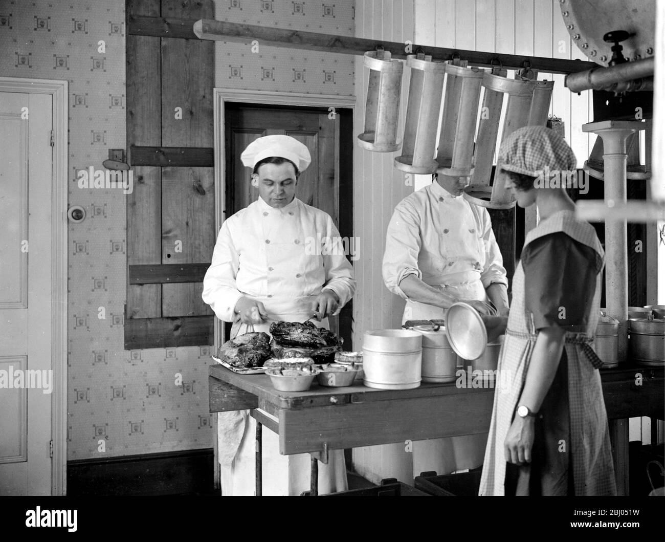Mahlzeiten per Motor. - die Community Kitchen, Margate kocht warme Mahlzeiten und liefert sie an Urlauber Zimmer in Heißwasserbehältern . Fleisch schnitzen und Kanister füllen. - 20. Juli 1923 Stockfoto
