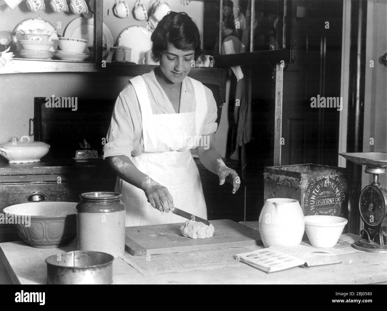 Zwischen den Kriegen - Wohnen und Wohnen - Brot backen - Stockfoto