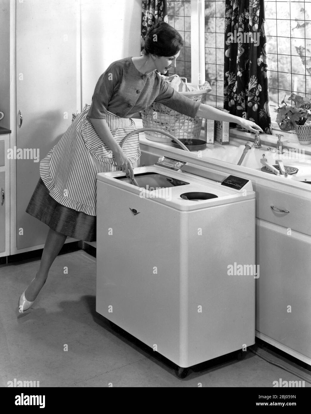 Waschmaschine Doppelwanne auf Rollen, die in der Küche 1961 bewegt werden können Stockfoto