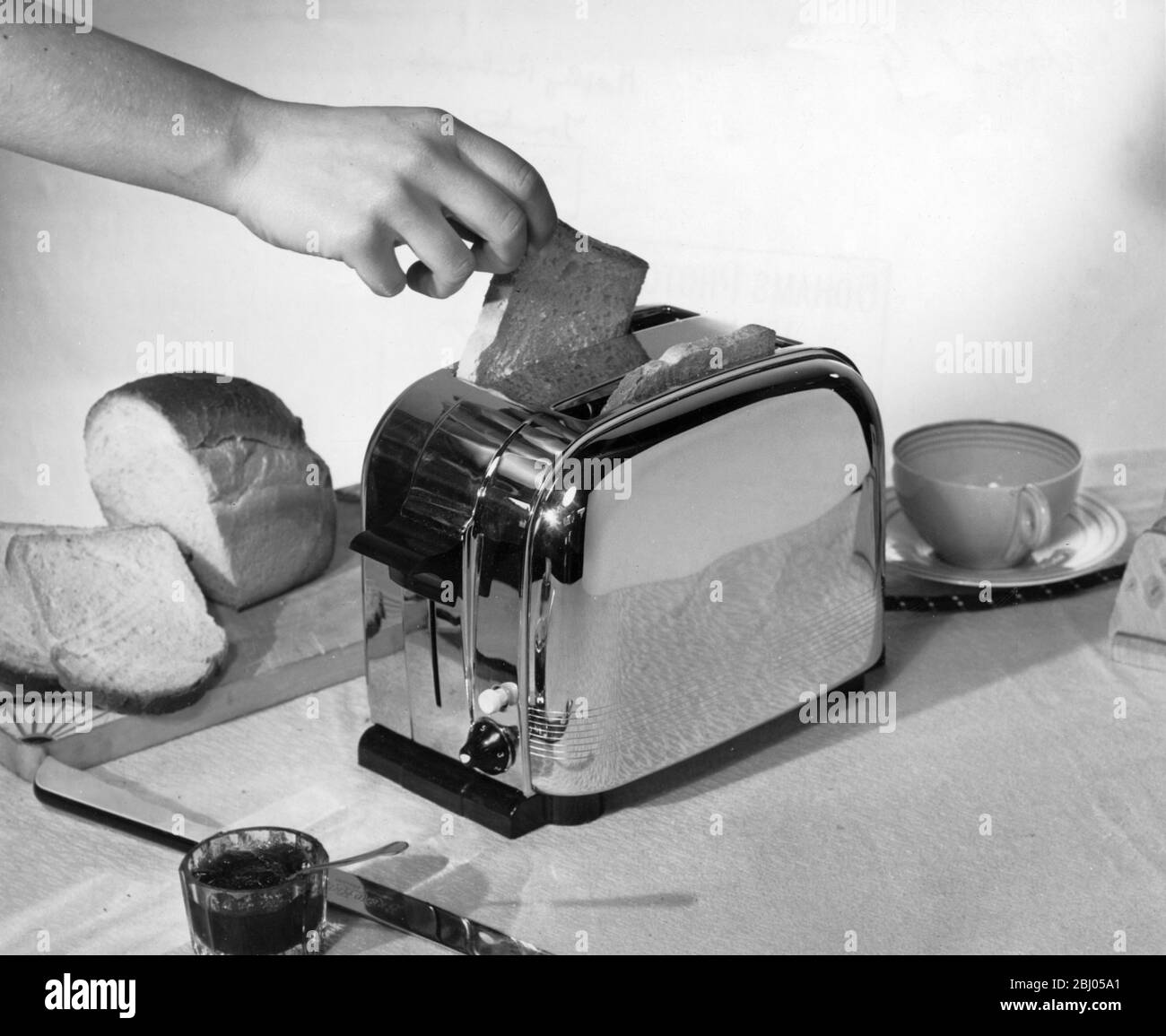 Automatischer elektrischer Toaster - der Toaster schießt den Toast aus, wenn er braun ist - 1949 Stockfoto