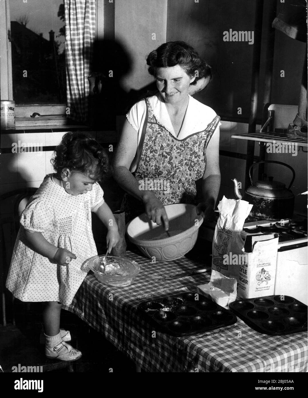 Shop Kuchen sind ein Luxus, den die Brindleys selten leisten können, da Preise und die Lebenshaltungskosten seit dem Krieg gestiegen sind - - 1952 Stockfoto
