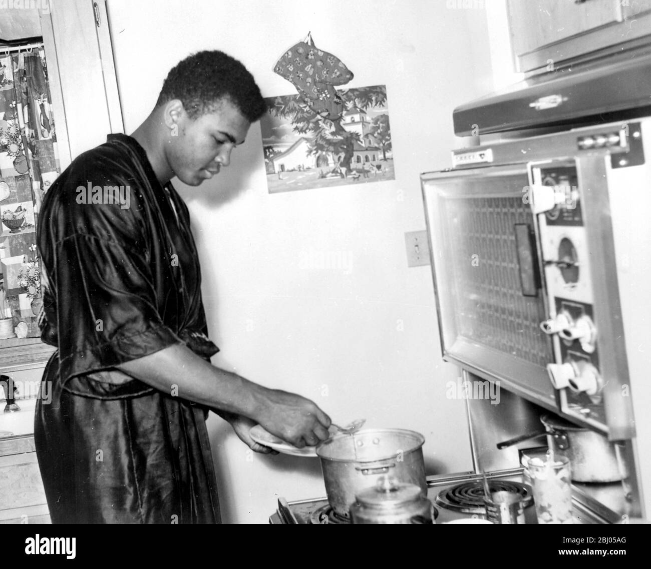 Cassius Clay, der Sonny Liston vor kurzem besiegt hat und der neue Schwergewichtsmeister der Welt wurde, der am 16. März 1964 in seinem Haus in Louisville Suppe kochte Stockfoto