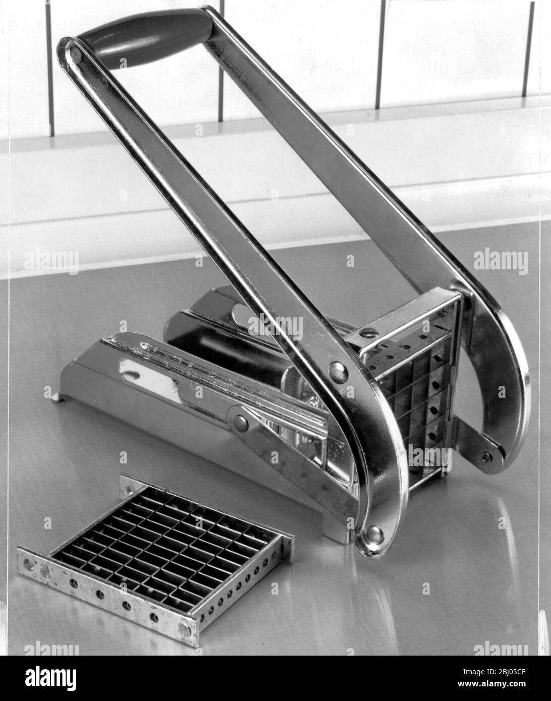 Küchenausstattung. Kartoffelschneider für die Herstellung von Chips 1960 Stockfoto