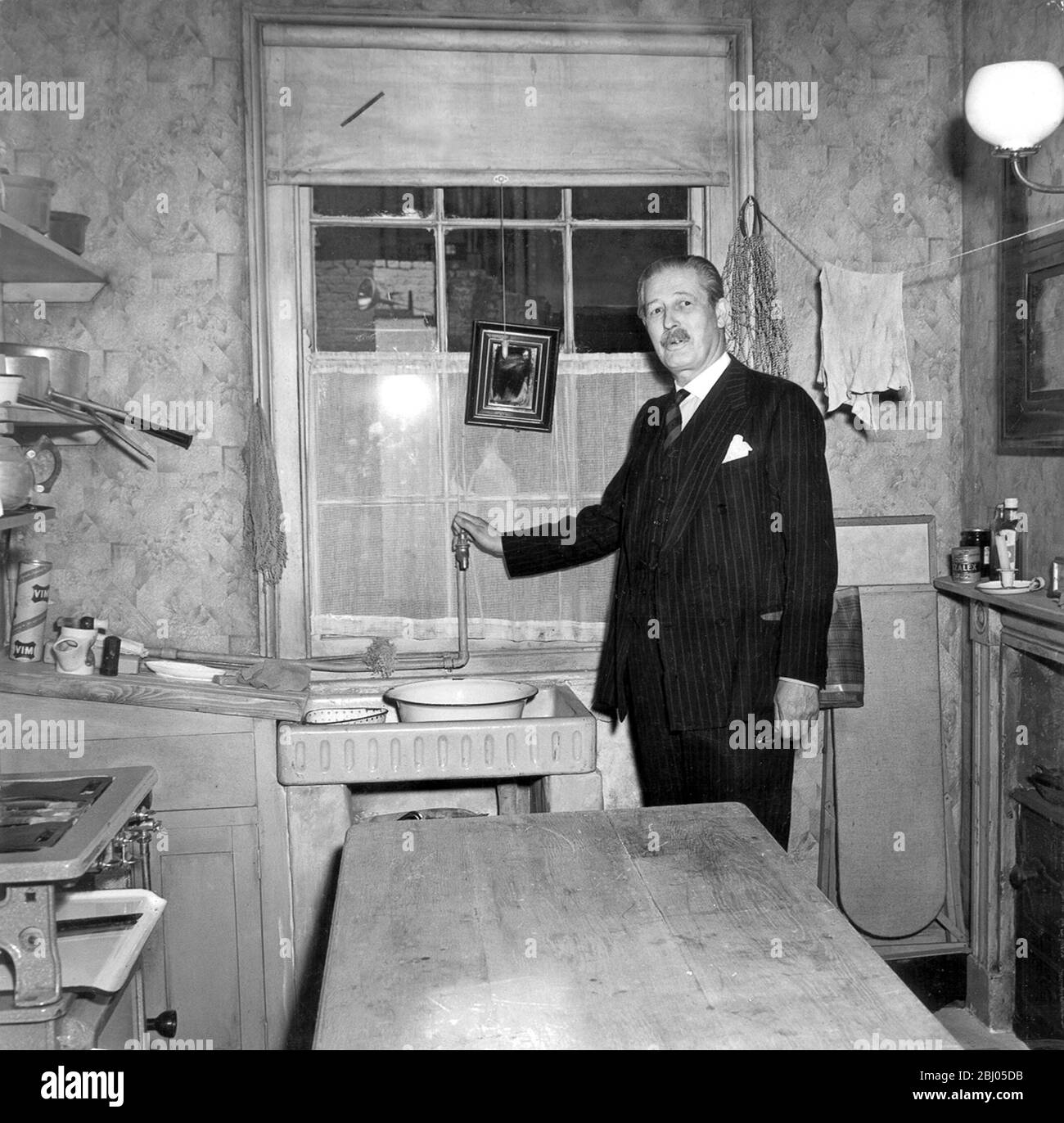 Als Minister für Wohnungsbau Harold Macmillan organisierte eine Wohnungsbaufahrt, um konservative Wahlversprechen zu erfüllen. Am 16. Juni 1954 eröffnete er eine Ausstellung, die die lokalen Behörden dazu ermutigen sollte, aus alten Häusern neue Häuser zu bauen. - Stockfoto