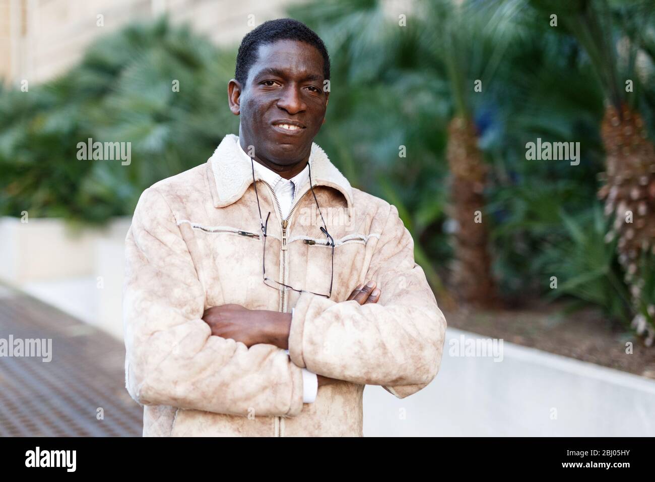 Portrait von zuversichtlich Reife afrikanischen Mann im Mantel Stockfoto