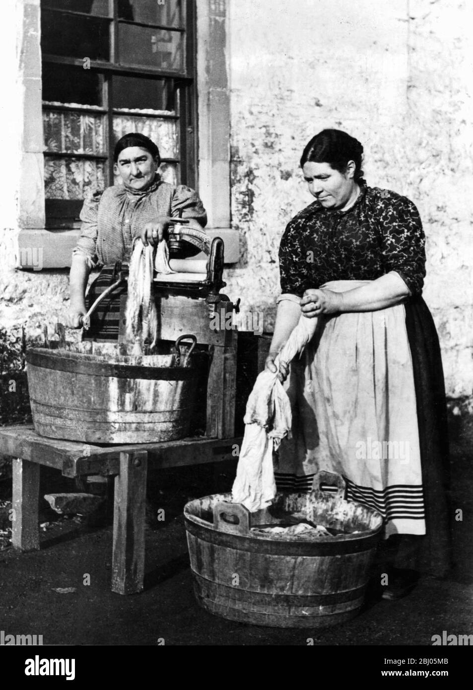Zwei Waschfrauen, von F M Sutcliffe, dem berühmten Fotografen von Whitby, der in den 1880er und 90er Jahren arbeitete Stockfoto