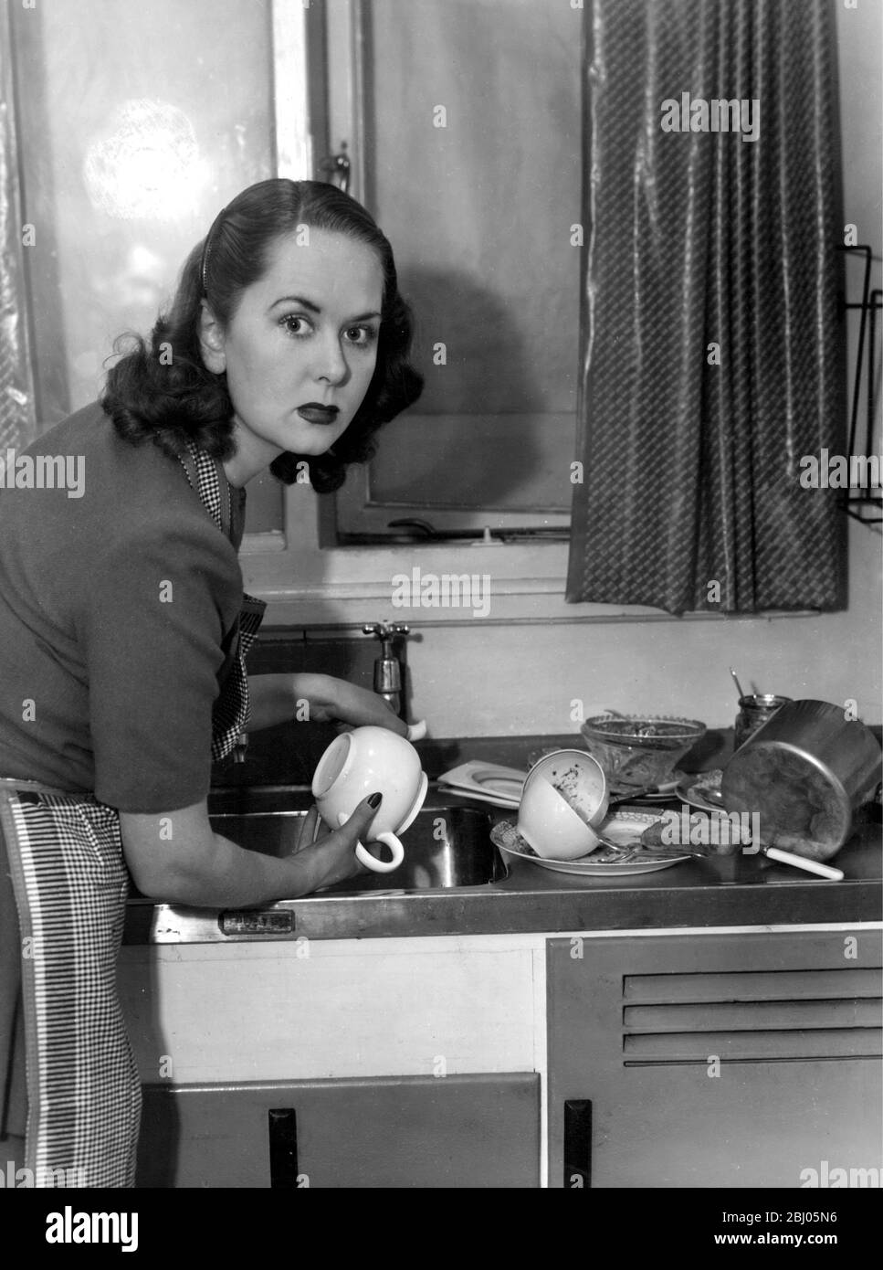 Hausfrau, die nicht glücklich, das Abwaschen zu tun. Stockfoto
