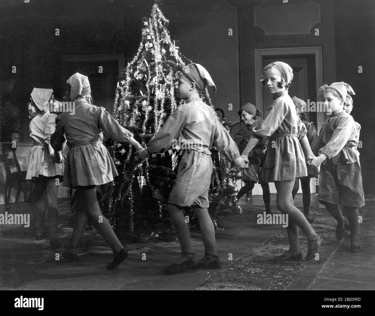 Was ist Weihnachten ohne Pixies? Die schüchternen kleinen Pixies, die erst in der Weihnachtszeit aufscheinen, um Menschen, die es verdienen, etwas Gutes zu tun. In einem alten Theater in Kopenhagen haben die Pixies bereits in einer guten alten Mode-Performance ein wenig sentimental, was sein muss wie der englische Peter Pan hier tanzen die Pixies um den Weihnachtsbaum 29. November 1965 Stockfoto