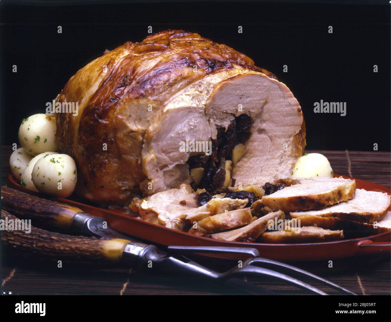 Porc farci au pruneaux - Schweinefleisch mit Pflaumen gefüllt Stockfoto