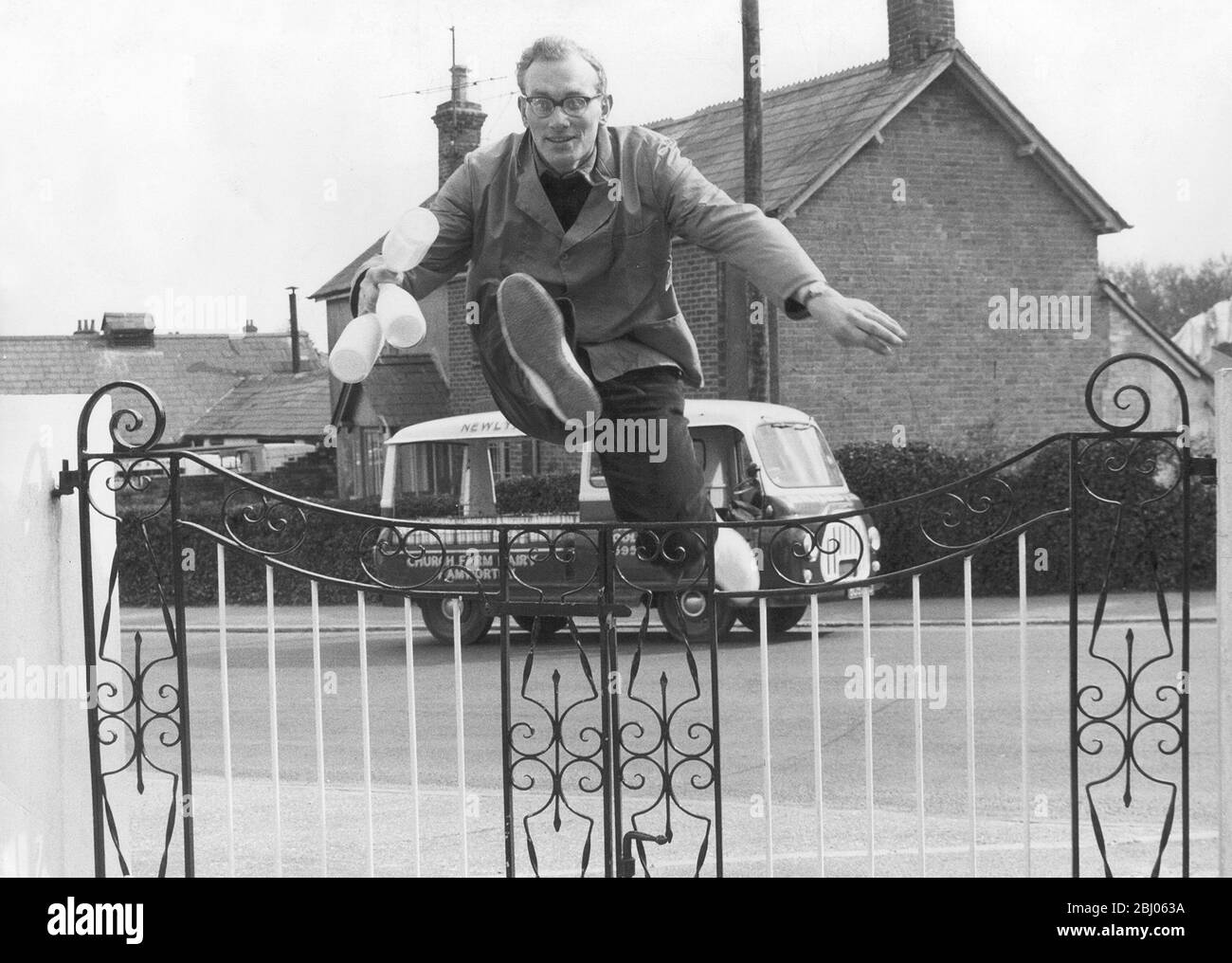Ein Sprung nach vorne mit seiner Milchrunde ist Ralph Thomas 1963 Stockfoto