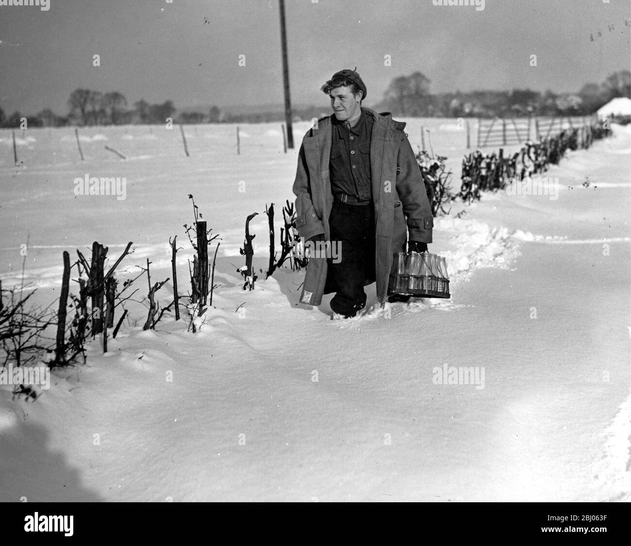 Kämpfen durch den Winterschnee Herr Hawks von Bedhurst Dorf Lieferung Milch 30 Januar 1947 - Stockfoto
