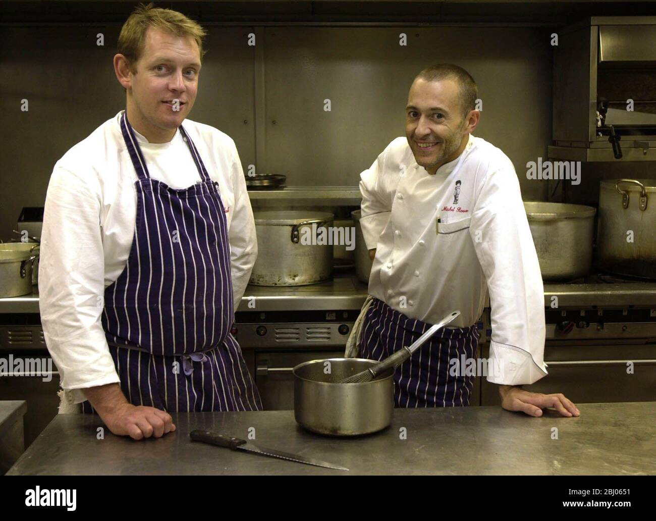 DIE SPITZENKÖCHE BRIAN MAULE UND MICHEL ROUX IM LE CHARDON D'OR IN GLASGOW VERBRINGEN EINEN LE GAVROCHE-ABEND IM RESTAURANT. - MAULE WAR CHEFKOCH IM LE GAVROCHE IN LONDON UND MICHEL IST DER SOHN VON ALBERT ROUX BESITZER VON LE GAVROCHE. Stockfoto