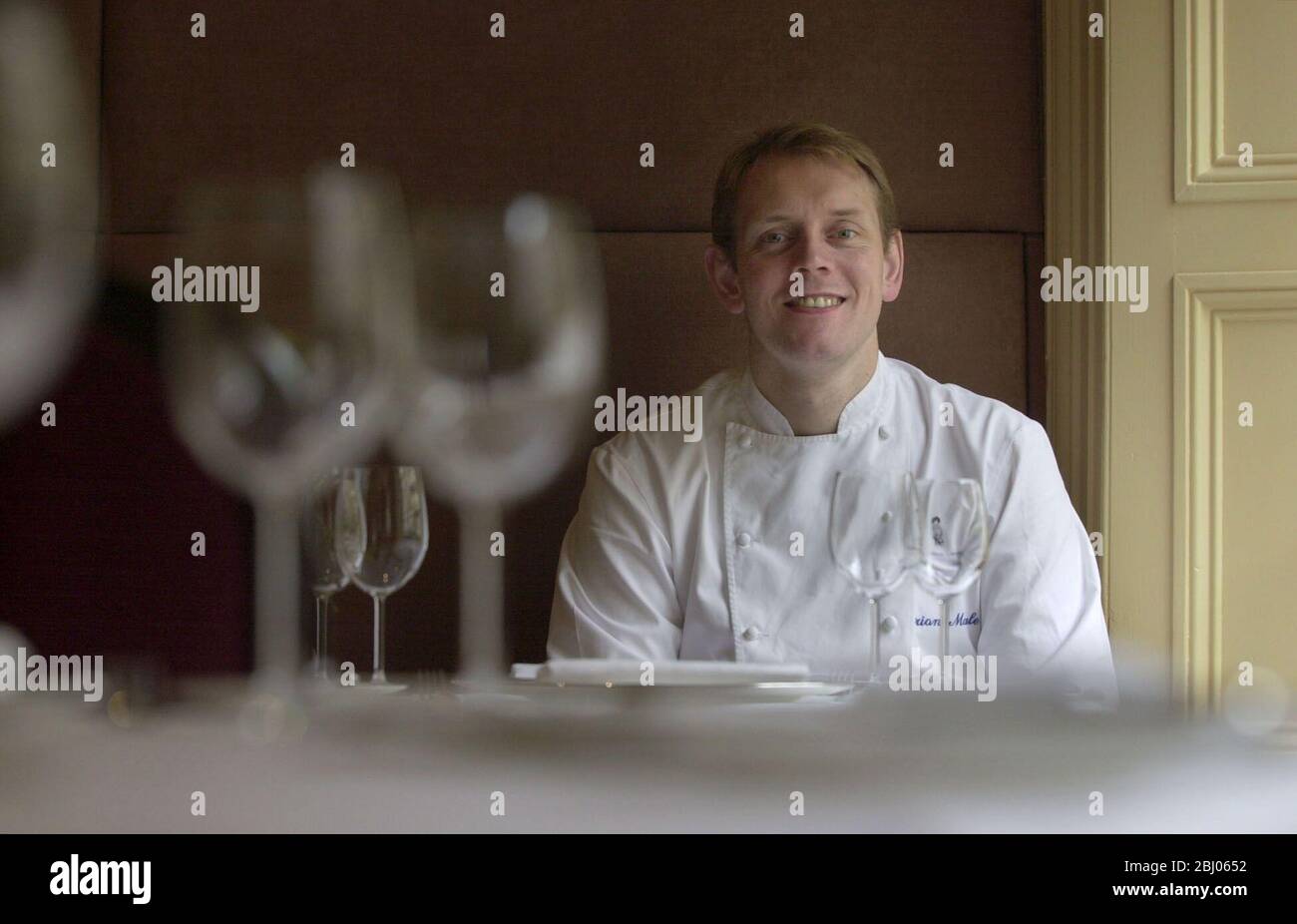 DER SCHOTTISCHE KOCH BRIAN MAULE ARBEITETE ZEHN JAHRE LANG MIT DEN ROUX-BRÜDERN IN LONDON ZUSAMMEN. ER IST NACH SCHOTTLAND ZURÜCKGEKEHRT UND HAT SEIN EIGENES RESTAURANT, LE CHARDON L'OR, IN GLASGOW ERÖFFNET. Stockfoto