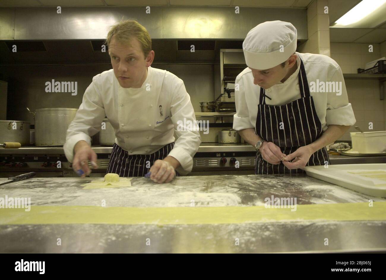 DER SCHOTTISCHE KOCH BRIAN MAULE ARBEITETE ZEHN JAHRE LANG MIT DEN ROUX-BRÜDERN IN LONDON ZUSAMMEN. ER IST NACH SCHOTTLAND ZURÜCKGEKEHRT UND HAT SEIN EIGENES RESTAURANT, LE CHARDON L'OR, IN GLASGOW ERÖFFNET. Stockfoto