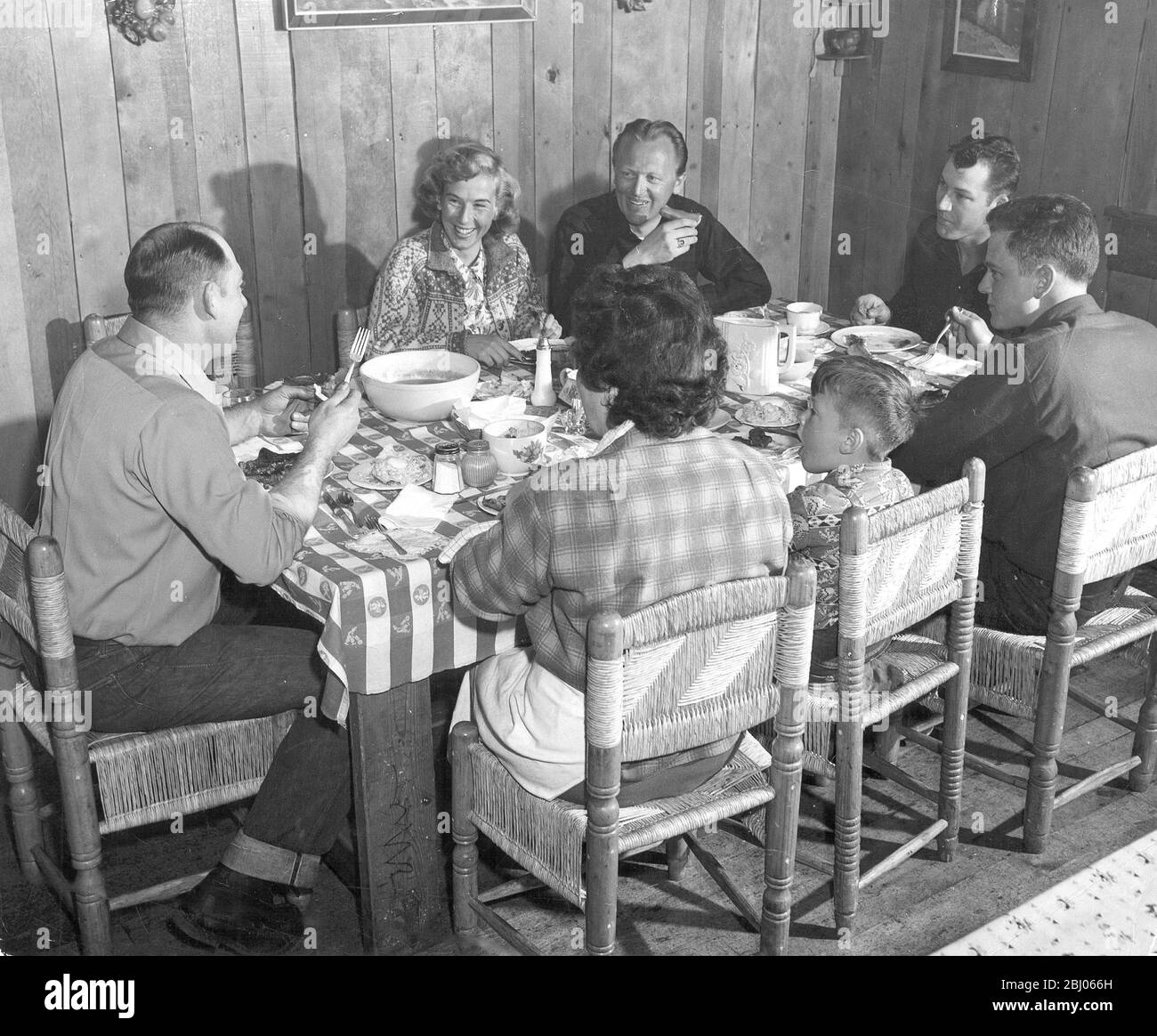 Eine typische amerikanische Familie aus den 50er Jahren am Esstisch. Stockfoto