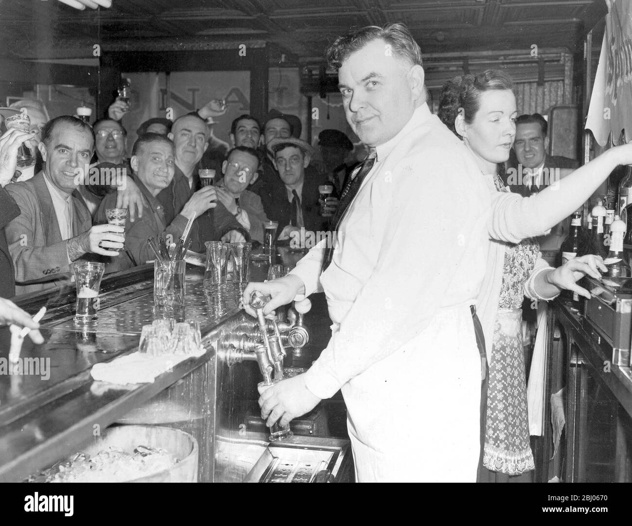 Fünf Cent Bier in Sam's Bar and Grill am Saint Mark's Place, New York, USA - 25. März 1945 Stockfoto