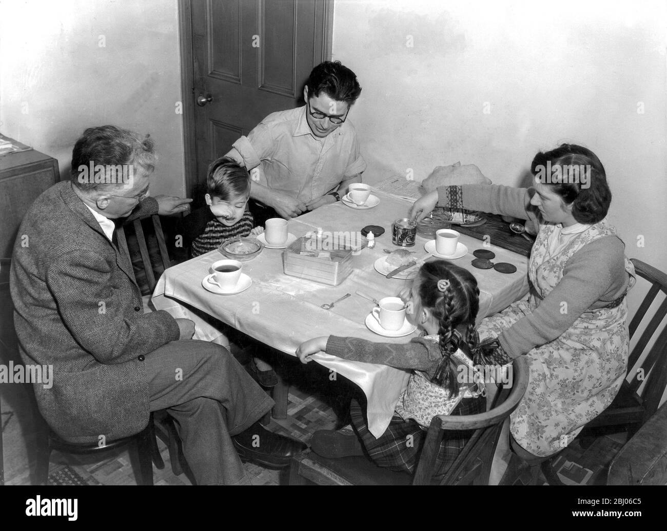 Britische Familie, die ein Ration Dinner aß. Stockfoto