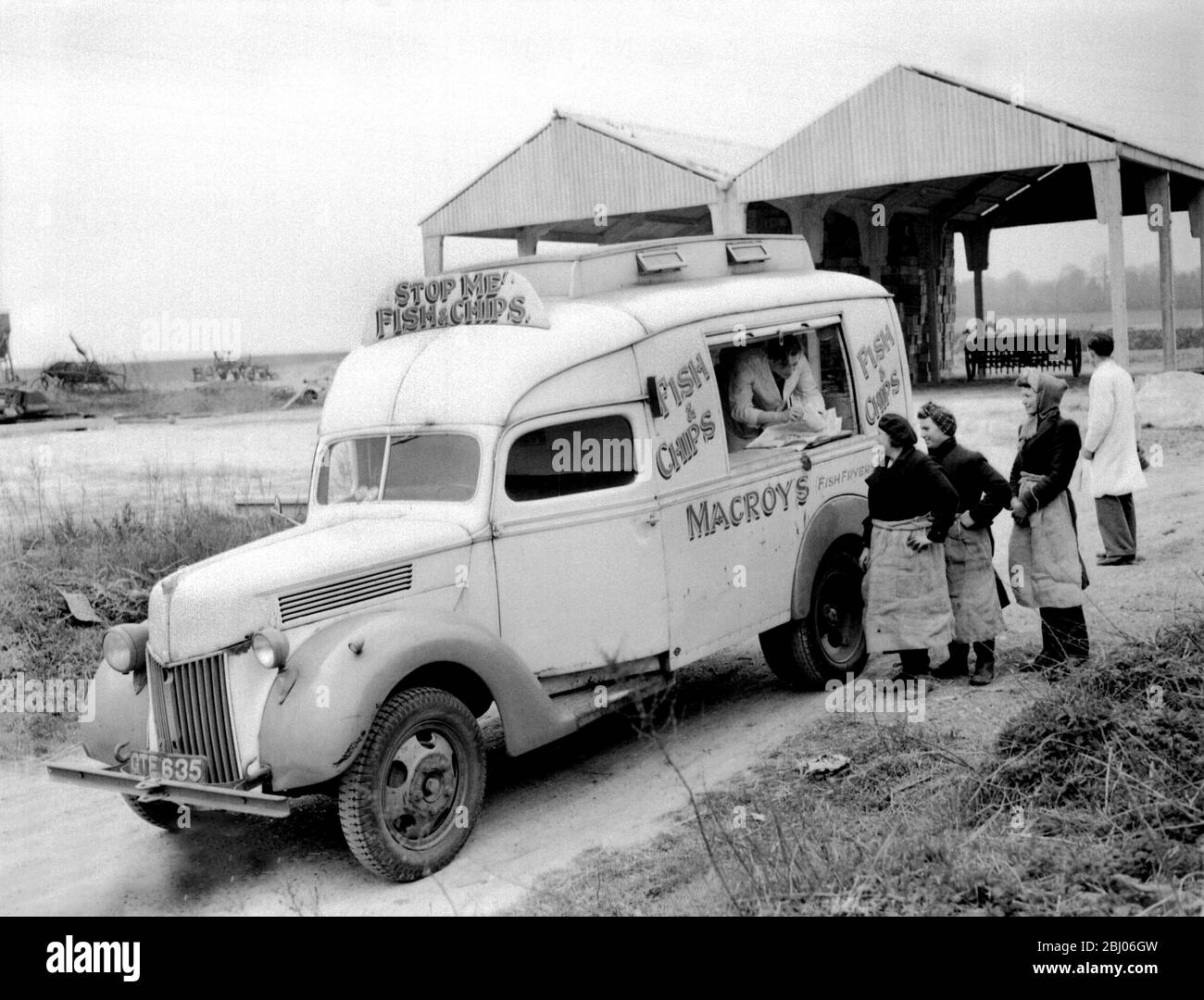 Fisch und Chips für Farmarbeiterinnen an einem kühlen März 1948 wird der Van in einen öffentlichen Krankenwagen umgewandelt Stockfoto
