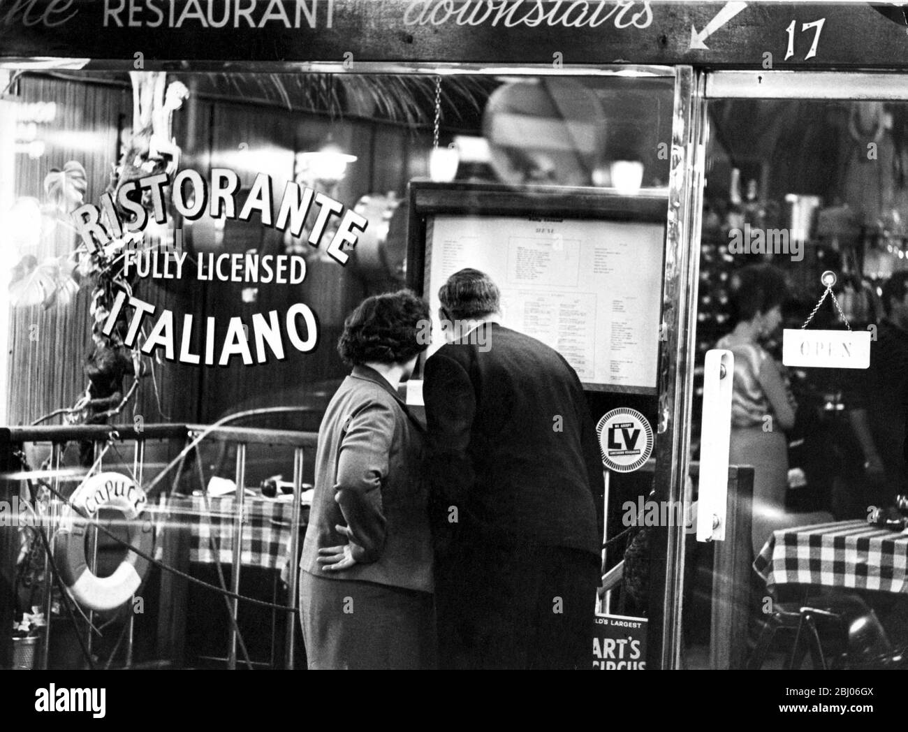 Italienisches Restaurant, außen - Italienisches Restaurant, außen ristorante italiano für einen Artikel in den 1950er Jahren Werden wir zu einer Nation der Feinschmecker? Stockfoto