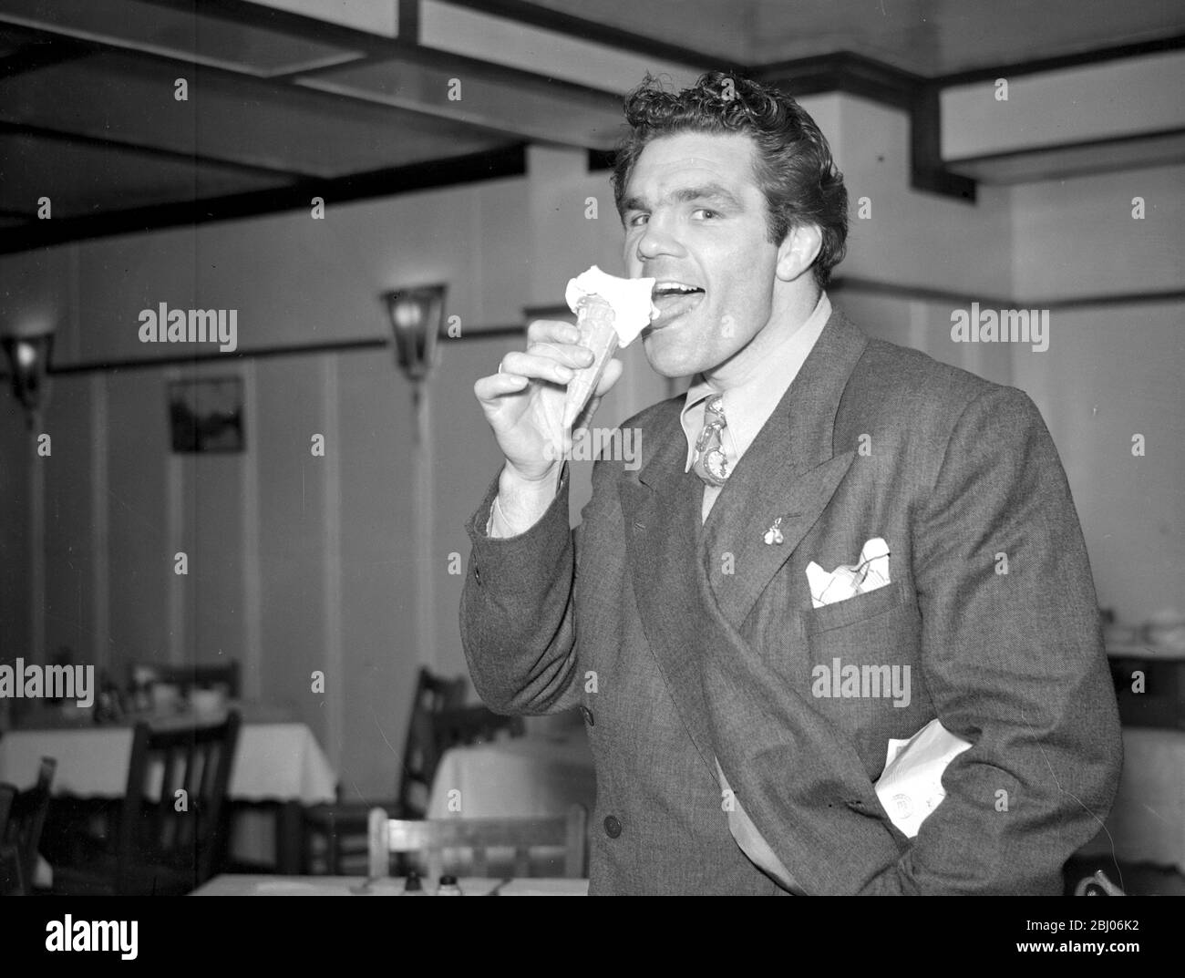 In seinem Restaurant in Soho findet der britische Leichtgewichtige Freddie Mills Eis als angenehme und nachhaltige Ergänzung zu seiner Trainingsküchtin. Am 3. Juni trifft Freddie in Harringay auf den amerikanischen Boxer Lloyd Marshall. - 23. Mai 1947 Stockfoto