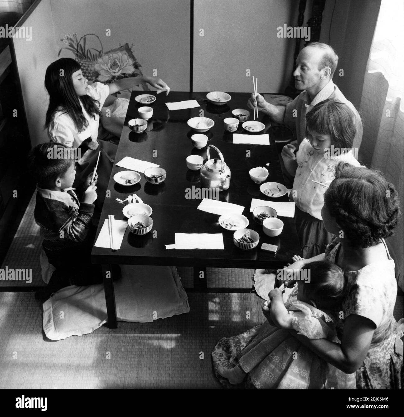 Feier - die Katzes feiern ihren zehnten Hochzeitstag mit ihren vier Kindern in einem japanischen Restaurant in San Francisco. Stockfoto