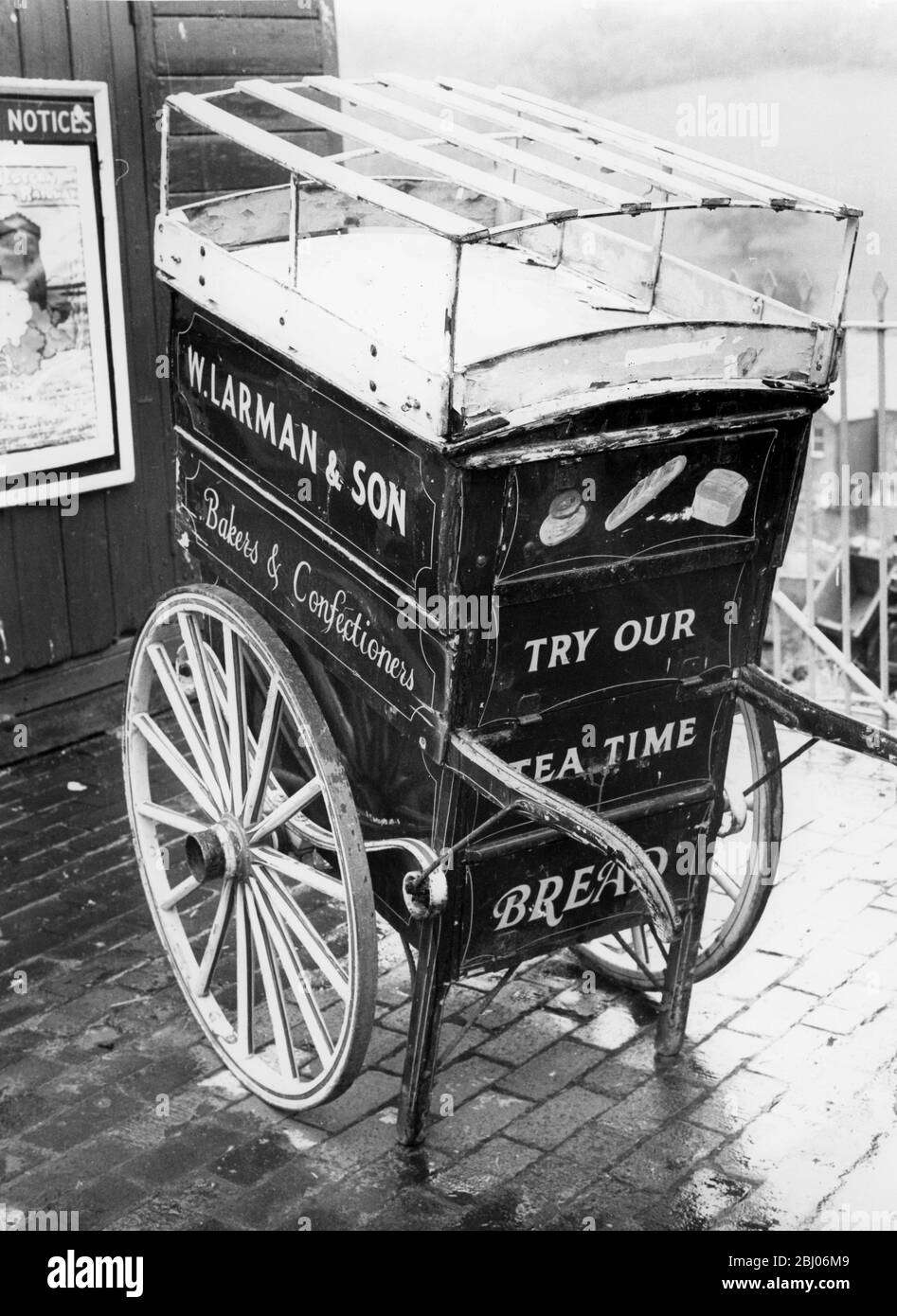 Victorian Baker's Barrow - W. Larman & Son - Bäcker und Konditoren Stockfoto