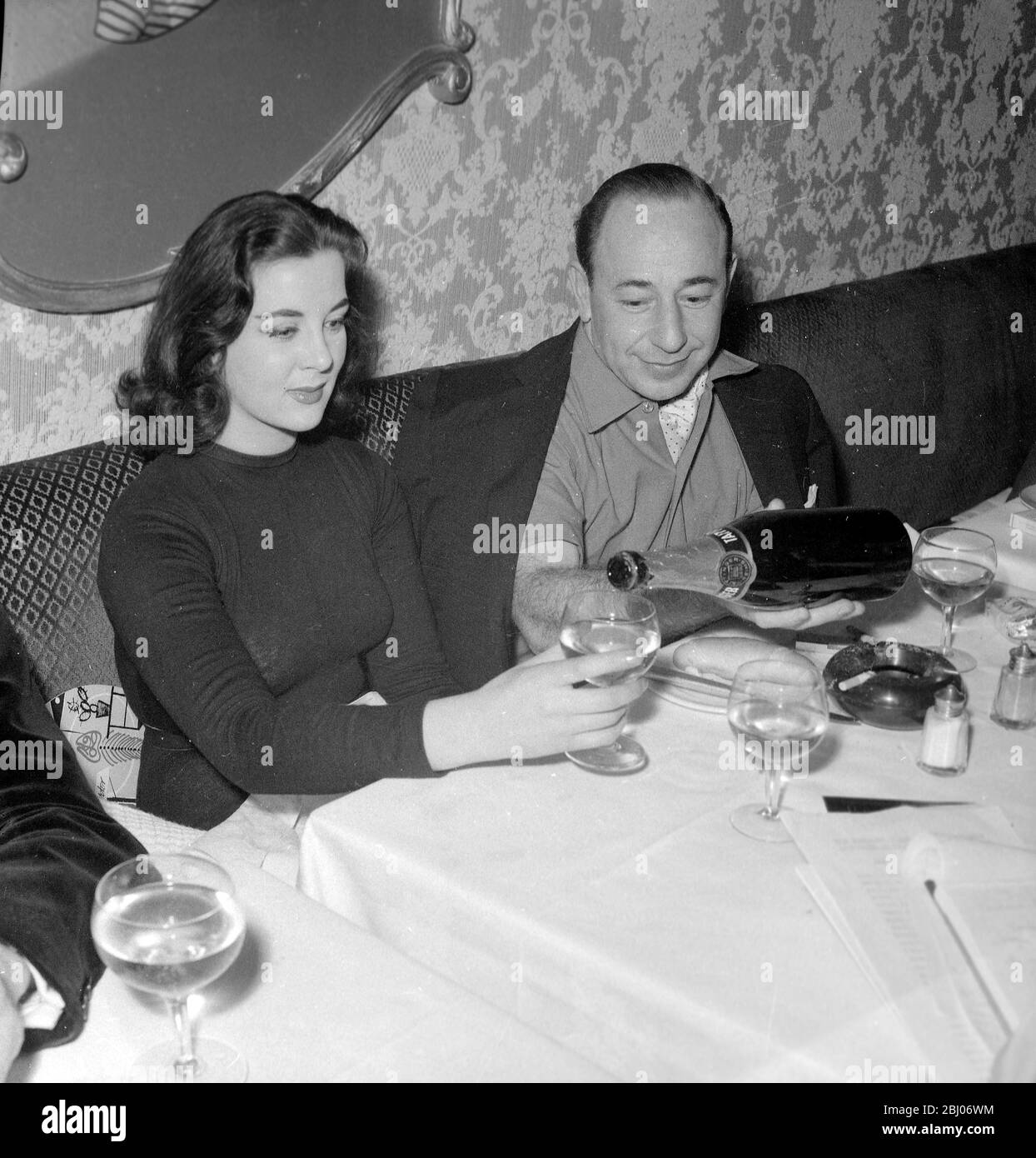 Ed Stern und Schauspielerin Barbara Joyce bei der letzten Nacht Latin Quarter Party - Februar 1958 Stockfoto