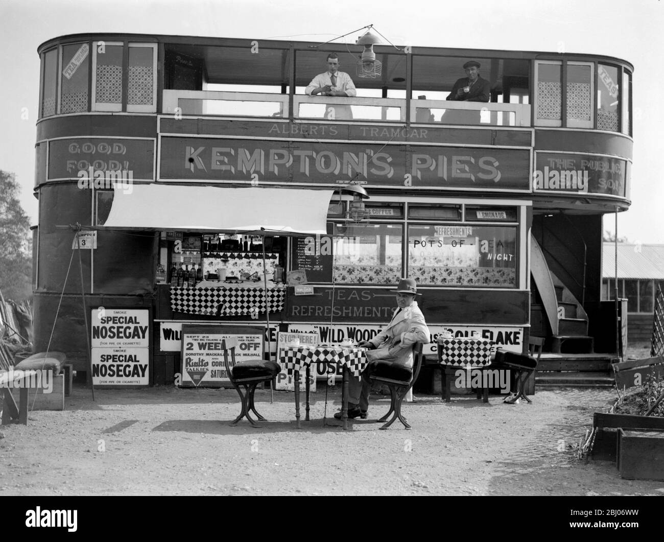 Eine neuartige Erfrischungsbar am Weg ist diese alte Tramcar, die ihren neuen Zweck in Cheshunt, Herts bedient. - 27. September 1929 Stockfoto