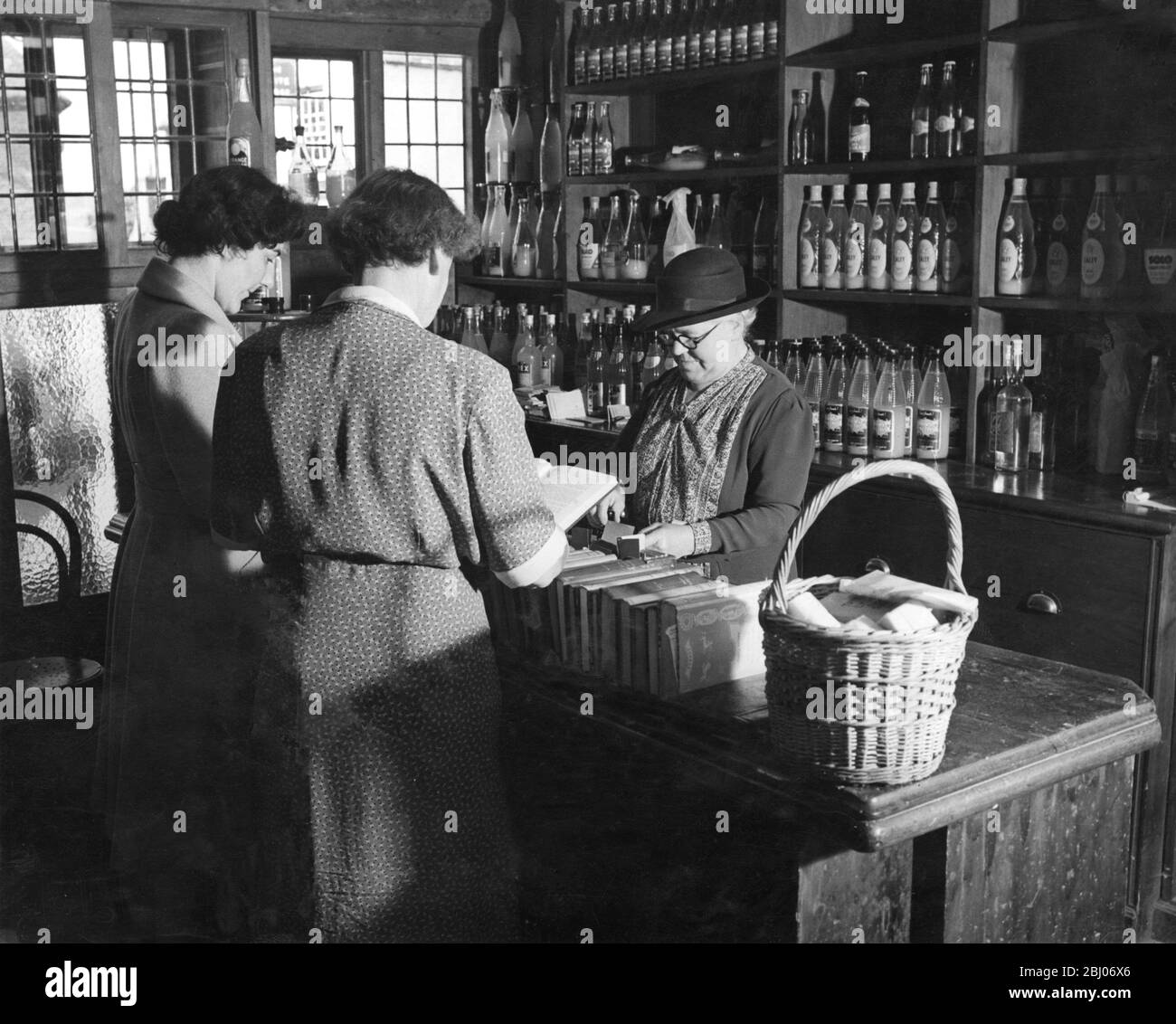 Bücher und Lebensmittel - ein Geschäft im Dorf Chilham wird einmal wöchentlich in den 1940er Jahren zur öffentlichen Bibliothek - Stockfoto
