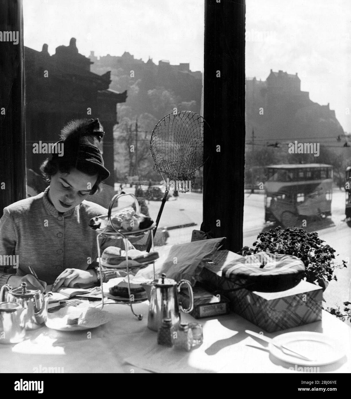 Schottland. The Brown Derby Tea Room in Edinburgh, Schottland. Mit Blick auf Princes Street und Castle Rock. - c. 1950 Stockfoto