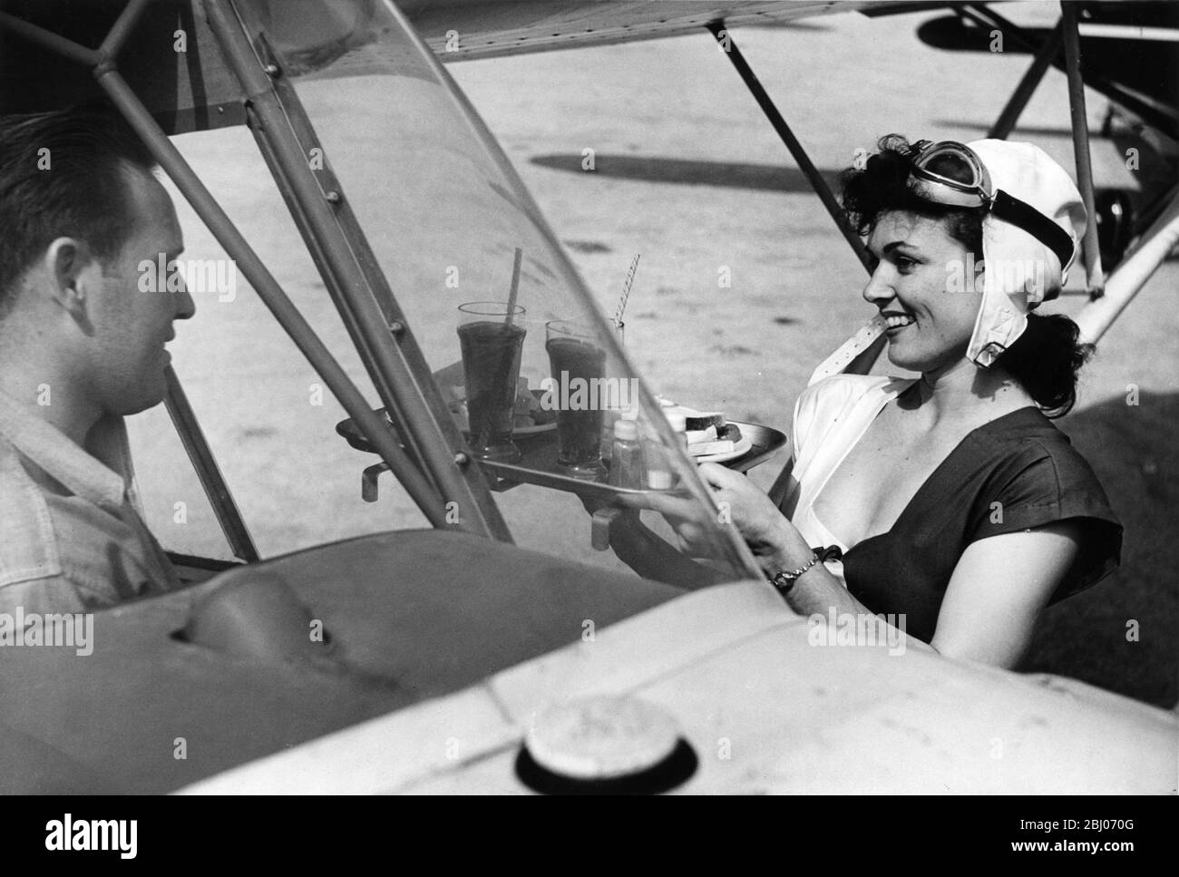 GARDENA Airport in Kalifornien - das erste Fly-in Restaurant - hier ist Mary Norris, die einem Aeronea Piloten auf seinem Schiff ein Tablett bringt - Stockfoto