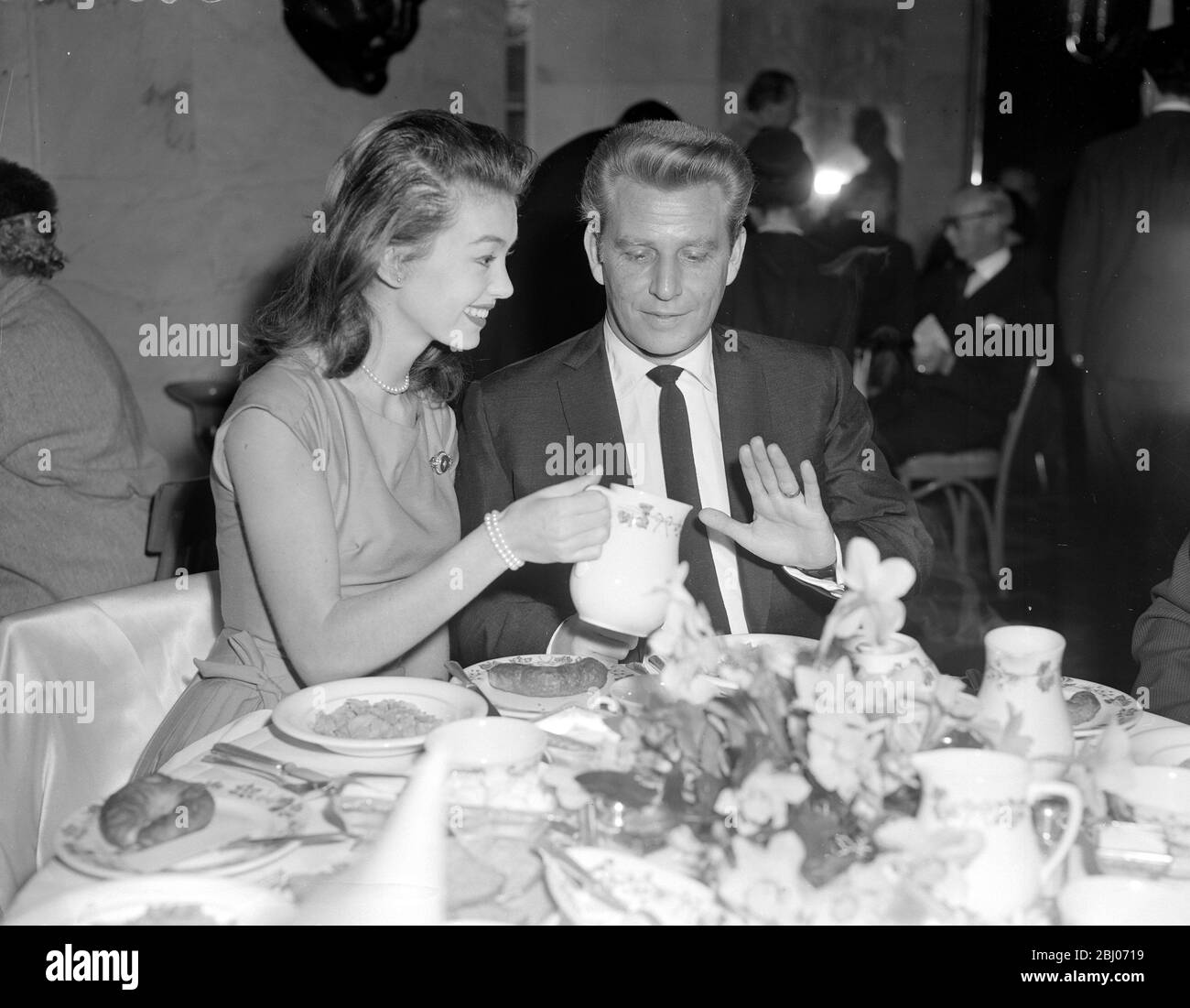 - kein Milch für Schauspieler Jackie Rae mit seiner Frau Janette Scott beim Frühstück im Savoy Hotel an einem besonderen Frühstück Sitzung. - Februar 1960 Stockfoto