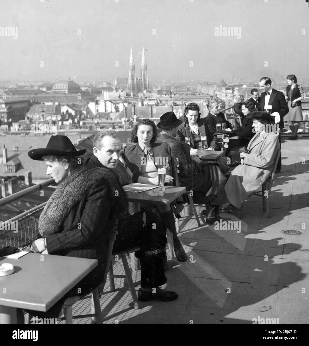 Wiener bei einem Drink in einem Café in Wien, Österreich - November 1946 Stockfoto