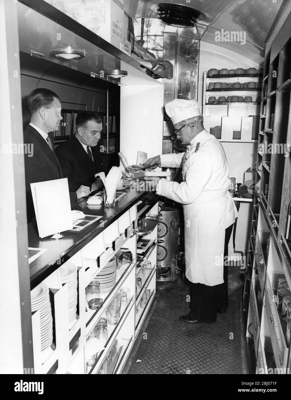 Mr T Westwood , der Koch der Griddle , bedient Kunden im Auto der Griddle im Zug - 11. Januar 1963 Stockfoto