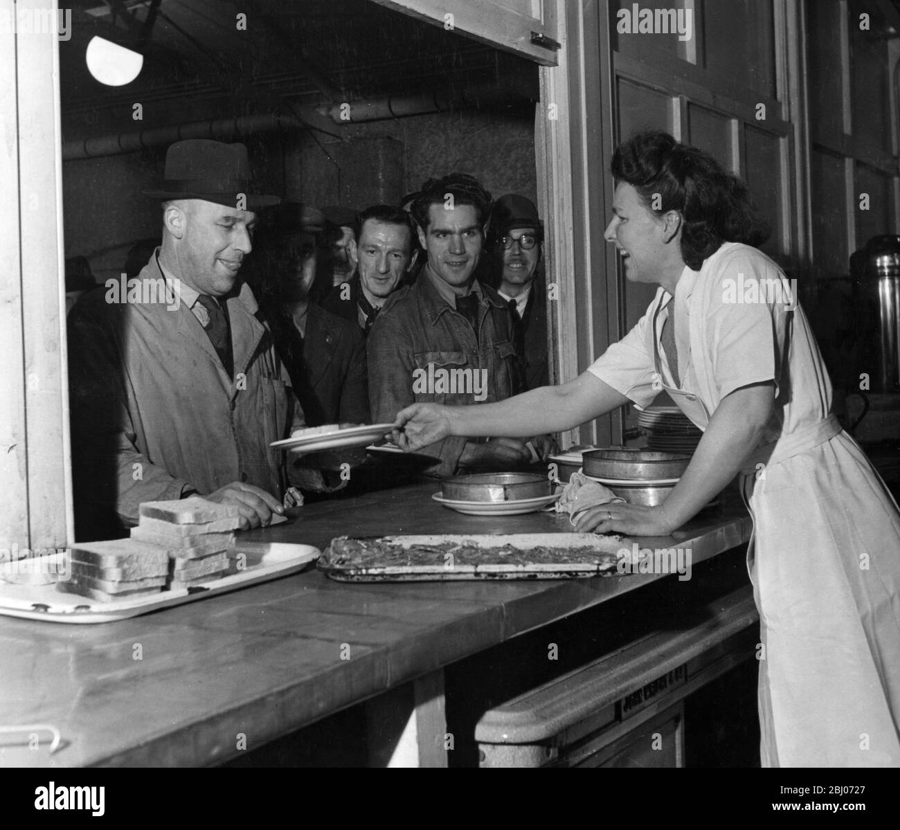 Austin Works Canteen, Longbridge - Frau Betty Richardson serviert Mitarbeiter in der Nachtschicht mit Abendessen. - 7. März 1947 Stockfoto