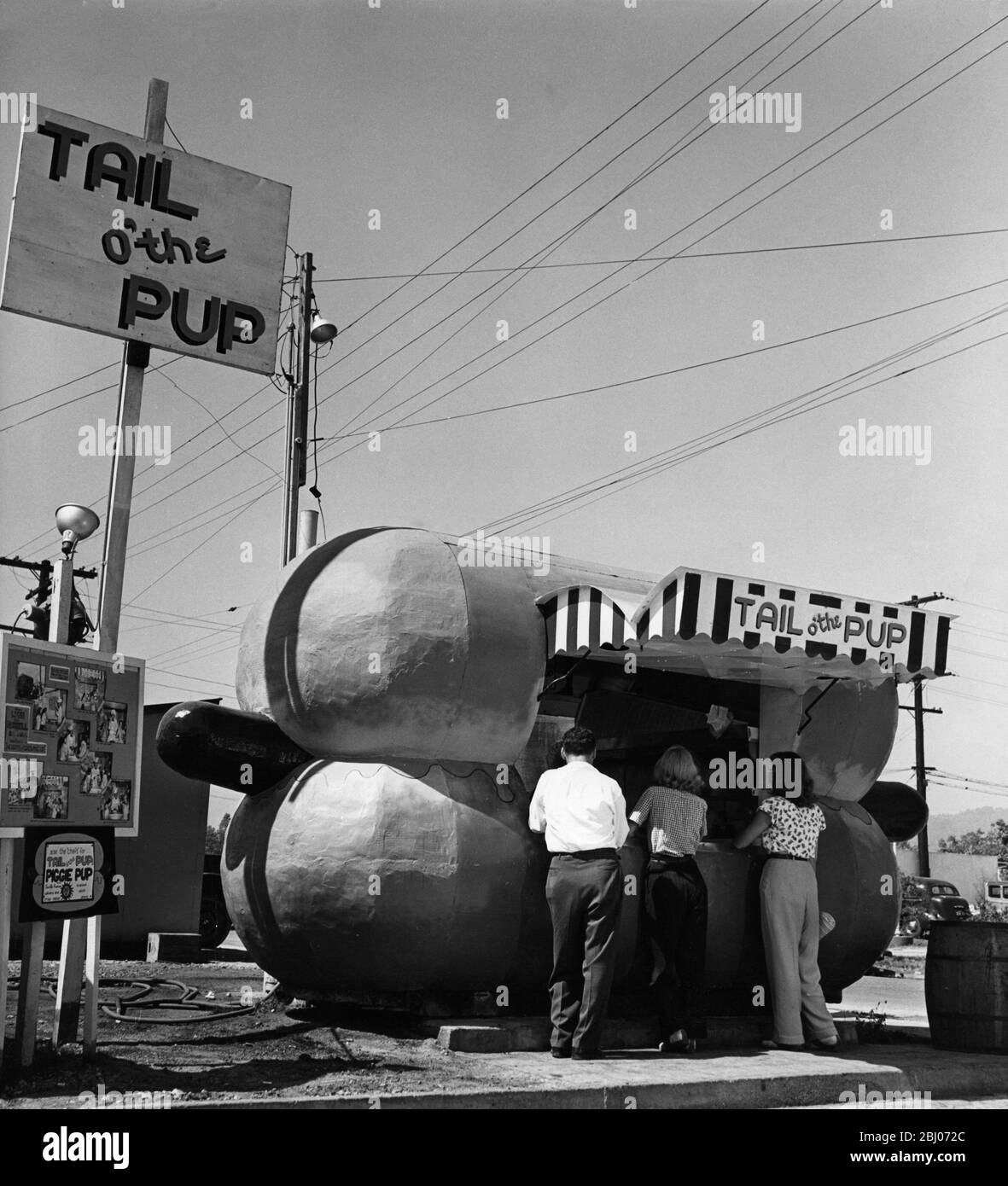 Außenansicht von Tail o' the Pup, Hollywoods berühmtem Hot Dog Vending Wonderland, USA - undated Stockfoto