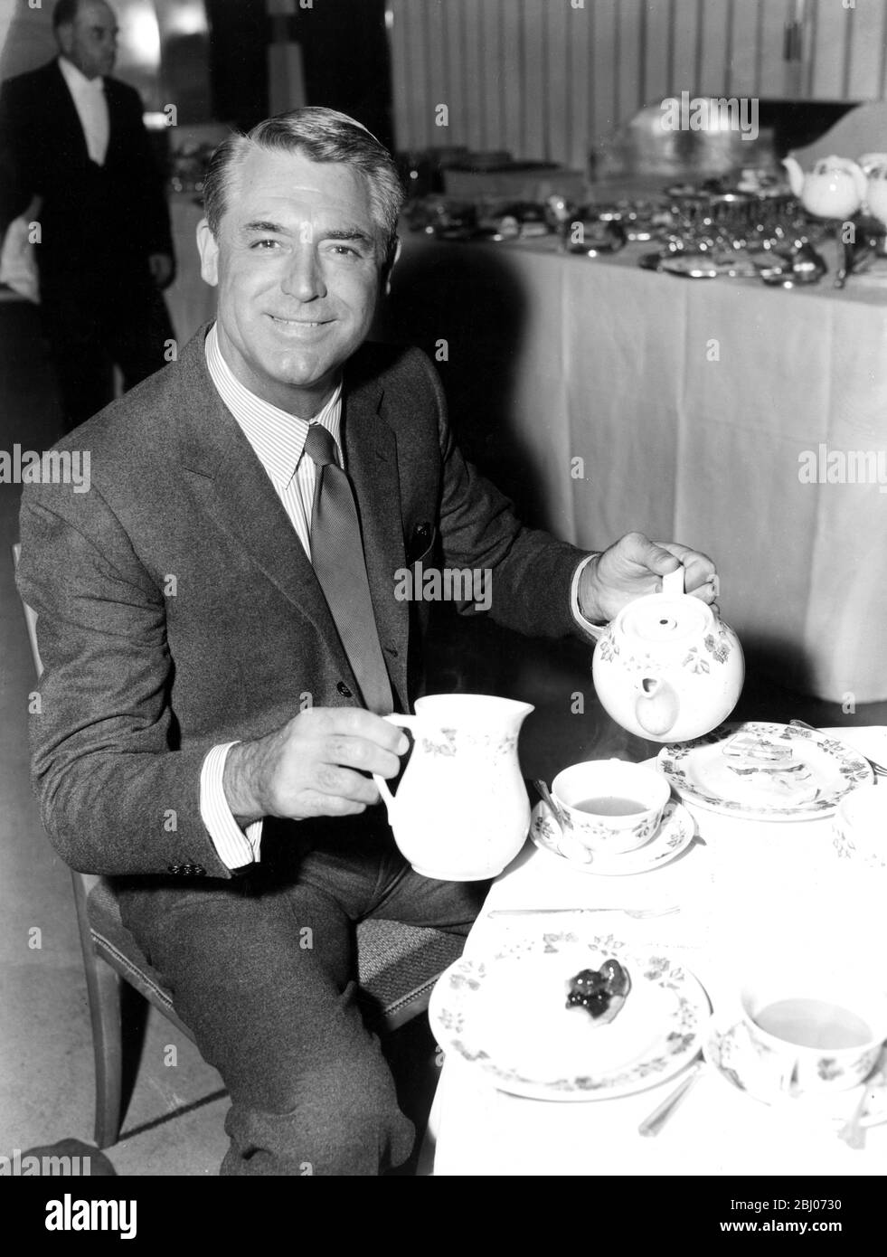 Der amerikanische Filmschauspieler Cary Grant gießt sich heute Nachmittag eine Tasse Tee im Savoy Hotel, als er einen Presseempfang hielt. Cary Grant flog am Freitagabend nach London, um den Premier seines neuesten Films "North by Northwest" im Empire Theatre, Leicester Square, zu besuchen. Er ist Mitstar mit Eva marie Saint und James Mason. - 11. Oktober 1959 Stockfoto