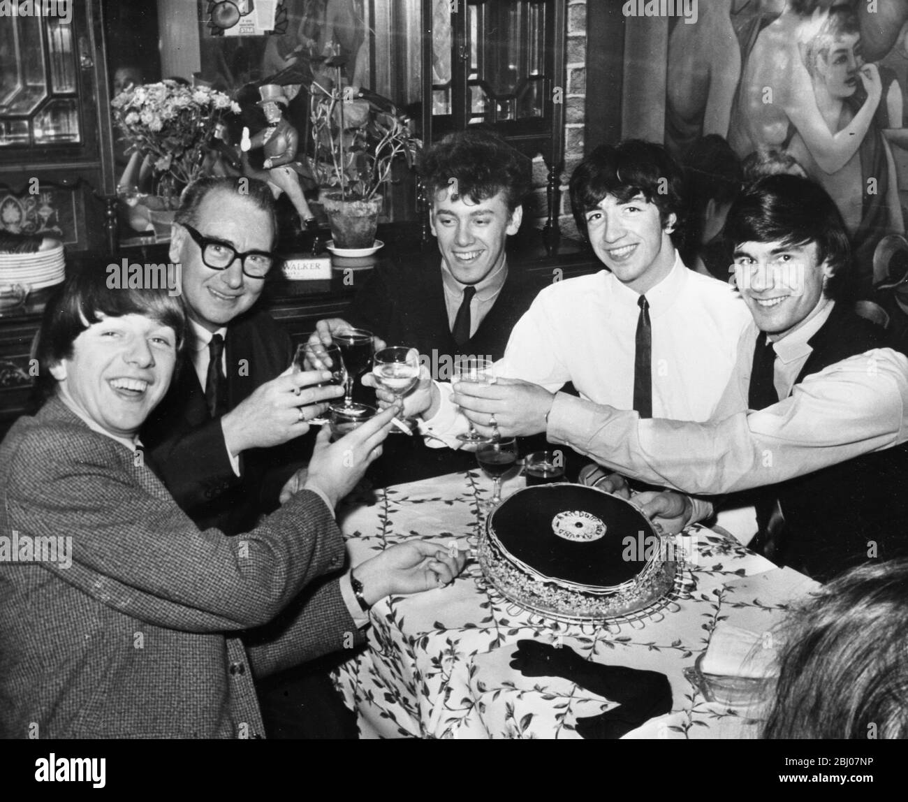 Feiern Sie die Veröffentlichung ihrer neuesten Platte Don't Turn around im La Dolce Vita Restaurant in Soho gestern Abend sind die Merseybeats . Besonctacled Mann, der in der Feier mitmacht, ist Herr Baverstock von Phillips Records. - 28. April 1964 Stockfoto