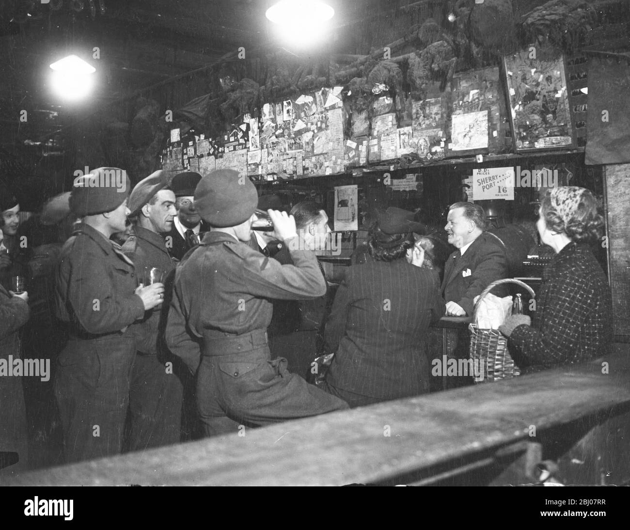 Soldaten des Royal Army Service Corps in einem Pub Stockfoto