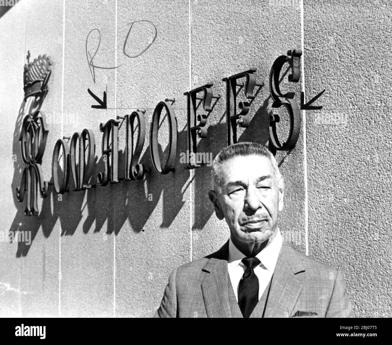 Das Restaurant Mike Ramanoff wird vor seinem exklusiven Restaurant Romanoff's gezeigt. - 27. Dezember 1962 Stockfoto