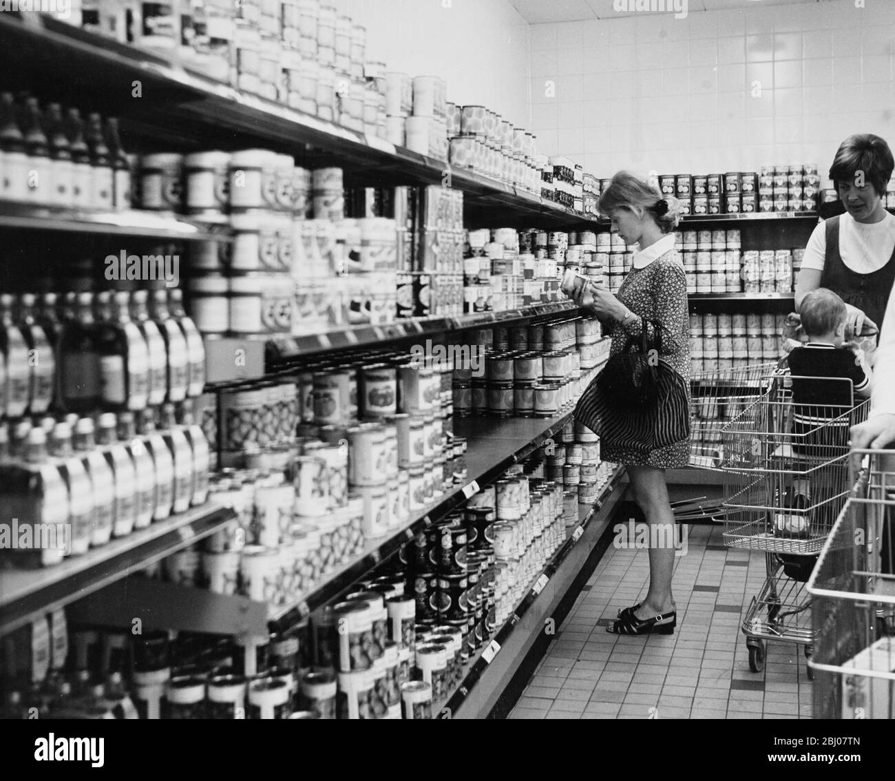 Selbstbedienungs-Supermarkt. - [Geschäfte, Geschäfte, Geschäfte, Lebensmittel, Frau, Einkaufswagen, 60er Jahre] Stockfoto