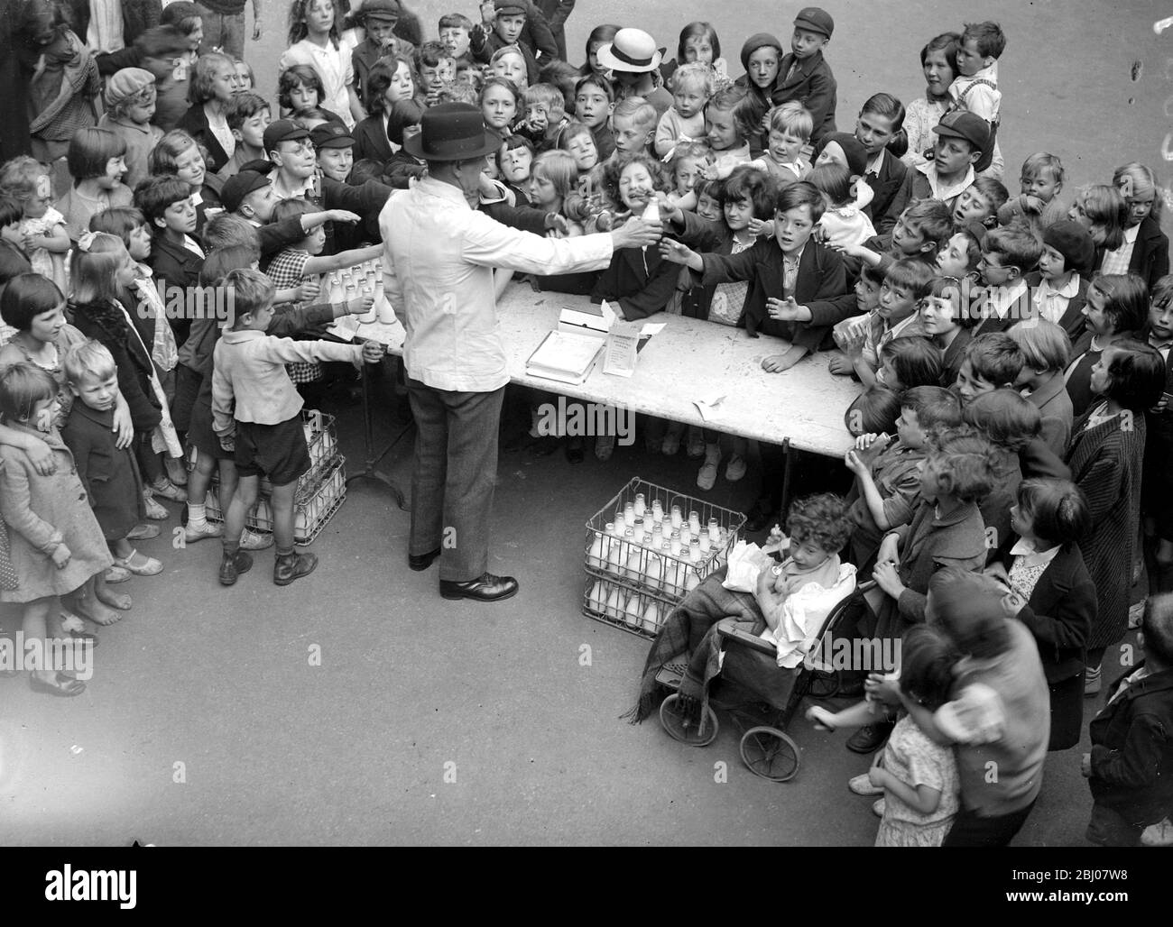 Kinder erhalten kostenlose Milch im Battersea Park - 27. Juli 1937 Stockfoto
