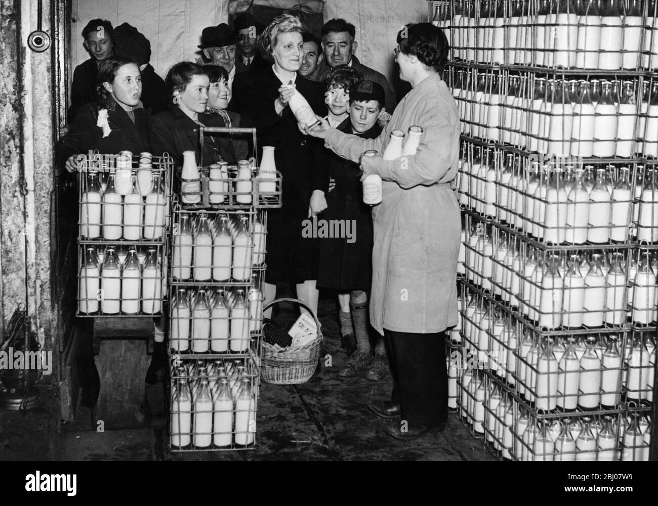 Dairy Farm von Herrn und Frau David Carson in der belebten Dock und Lager Bereich von East London betrieben . Milch und Eier direkt vom Bauernhof an die Öffentlichkeit verkauft - 18. April 1947 Stockfoto
