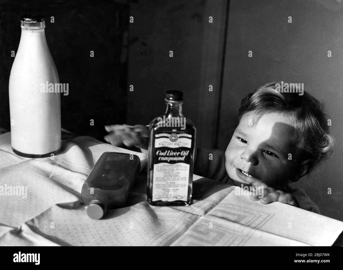 Milch, Lebertran und Orangensaft , drei Faktoren, die dazu beigetragen, die Ernährungsstandards der Kinder der 1950er Jahre zu erhöhen - 1952 Stockfoto